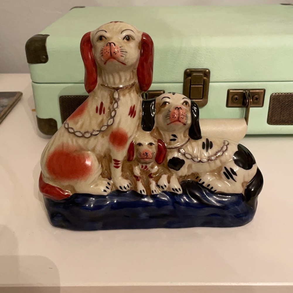 Staffordshire reproduction 3 dog figurine
